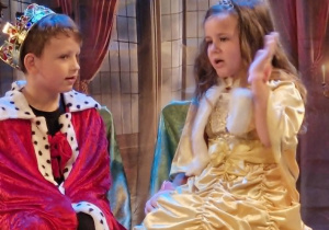 Franciszek i Weronika w trakcie spektaklu. W tle widać dekorację zamku.
