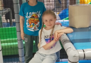 Nikola i Antoś pozują do zdjęcia na sali zabaw.