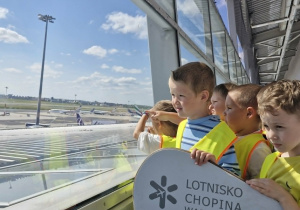 19.Dzieci oglądają samoloty na tarasie widokowym lotniska.