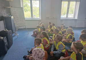 6.Dzieci siedzą na pufach czekając na warsztaty z firmą LOT Kids.