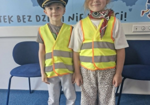 7.Olek i Weronika pozują do zdjęcia w czapce pilota i toczku stewardesy.
