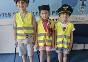 9.Franek, Klara i Ignacy pozują do zdjęcia w nakryciach głowy pilota i stewardesy.