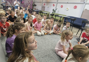 1.Dzieci siedzą na dywanie i słuchają instrukcji jak bezpiecznie korzystać ze sprzętów dostępnych na sali zabaw.