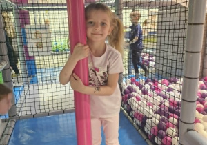 19.Liliana pozuje do zdjęcia na sali zabaw.