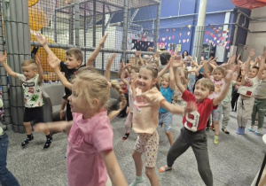 2.Przedszkolaki w trakcie zabawy ruchowej.