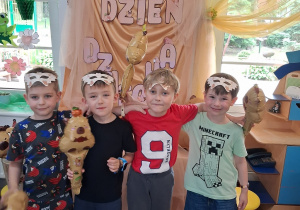 12.Czwórka chłopców pozuje do zdjęcia na tle dekoracji.