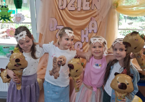 15.Grupka dziewczynek pozują do zdjęcia na tle dekoracji.