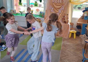 19.Grupka dziewczynek podczas tańca.