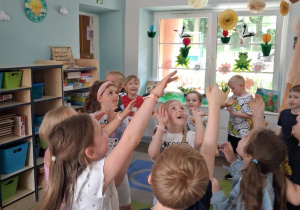 21. Przedszkolaki w rozsypce podrzucają balon w kształcie kapibary.