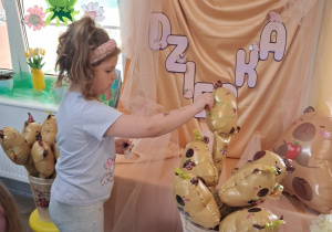 5.Nadia wybiera sobie balon w kształcie kapibary.
