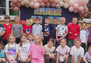 Słoneczka pozują do grupowego zdjęcia.
