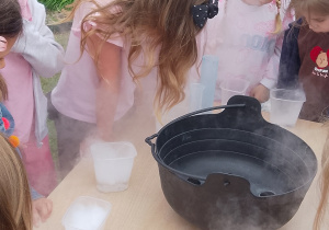 Biedronki biorą udział w zabawach z suchym lodem.