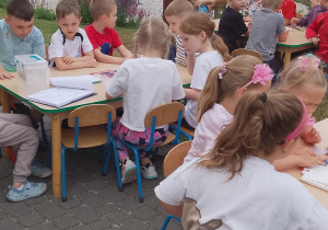 Słoneczka kolorują obrazki.