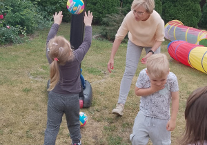 Motylki grają w minikoszykówkę.