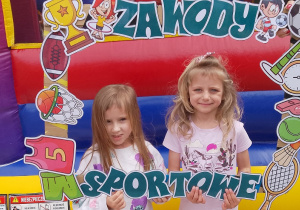 Lila i Zuzia pozują do zdjęcia w ramce.