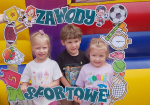 Ala, Michał i Maja pozują do zdjęcia w ramce.
