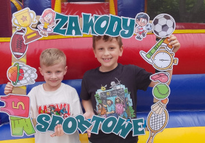 Franek i Olek pozują do zdjęcia w ramce.