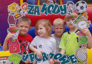 Motylki pozują do zdjęcia w ramce.