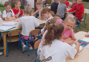 Słoneczka kolorują obrazki.