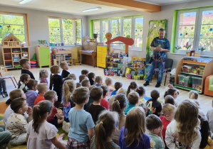 Przedszkolaki z zaciekawieniem wysłuchują opowieści pana Jakuba.