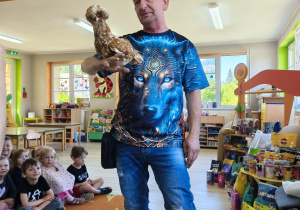 Pan Jakub pozuje do zdjęcia wspólnie z kurą.