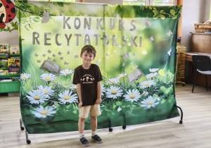Leoś z najmłodszej grupy recytuje wiersz.