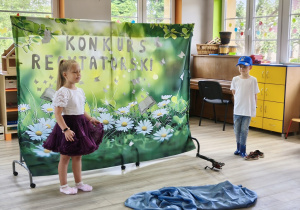 Tosia i Mikołaj recytują wiersz "Żuraw i czapla".