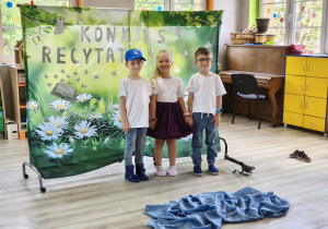 Dzieci z grupy "Słoneczka" pozują do zdjęcia.