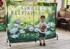 Michał z "Pszczółek" recytuje wiersz.