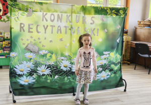 Jagoda z "Motylków" recytuje wiersz.