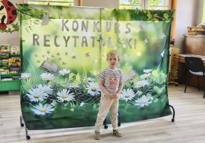 Ala z "Motylków" recytuje wiersz.