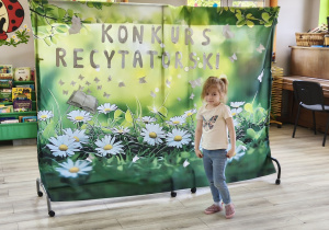 Jagoda Ł. recytuje wiersz.