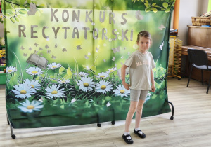 Ola z "Biedronek" recytuje wiersz.