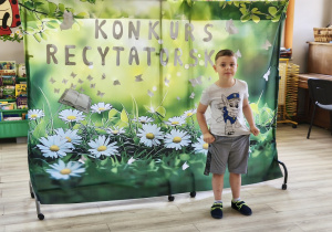 Oskar z "Biedronek" recytuje wiersz.