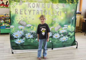 Oliwia z "Biedronek" recytuje wiersz.
