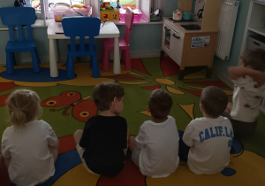 Pszczółki oglądają film edukacyjny o motylach.