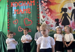 Kornelia podczas mówienia wiersza, w tle inne dzieci.