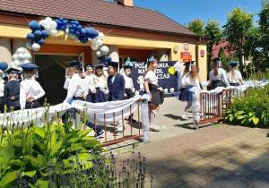 Dzieci tańczą Poloneza prezentując kolejną figurę tańca - rozchodzą się pojedynczo na boki.