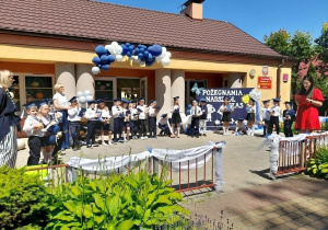 Dzieci, Pani Monika, Pani dyrektor stoją na tarasie, a mama naszego wychowanka czyta podziękowanie.
