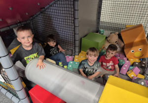 8. Filip. Krzyś, Józio i Wojtek w trakcie zabawy dużymi miękkimi piankowymi klockami.