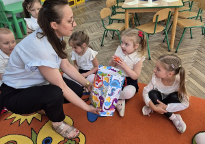 7. Ciocia Angelika rozdaje "Motylkom" słodkie niespodzianki w postaci Kinder jajka Joy.