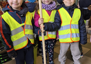 4. Uśmiechnięty Józio, Jagoda i Wojtek pozują do zdjęcia z grabiami.