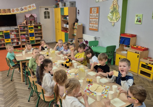8. Wspólna degustacja miodu przy dużym stole z wykorzystaniem wafli.