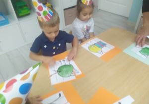 Dzieci układają puzzle pięcioelementowe.