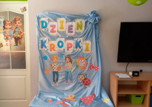 1. Na zdjęciu widzimy dekoracjem, dotyczącą Dnia kropki.