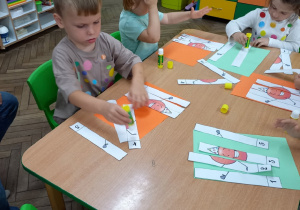 2. Dzieci układają i przyklejają puzzle pięcioelementowe w kształcie kropki.