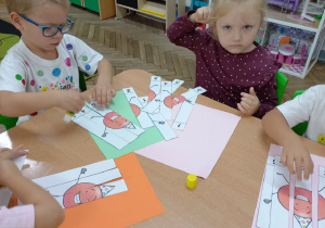 3. Dzieci układają i przyklejają puzzle pięcioelementowe w kształcie kropki.