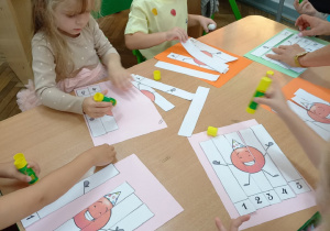 4. Dzieci układają i przyklejają puzzle pięcioelementowe w kształcie kropki.