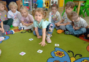 5. Dzieci siedzą na dywanie, odgadują zagadki słowne i wykonują polecenia nauczyciela.