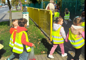 2. Przedszkolaki przechodziły przez pasy.